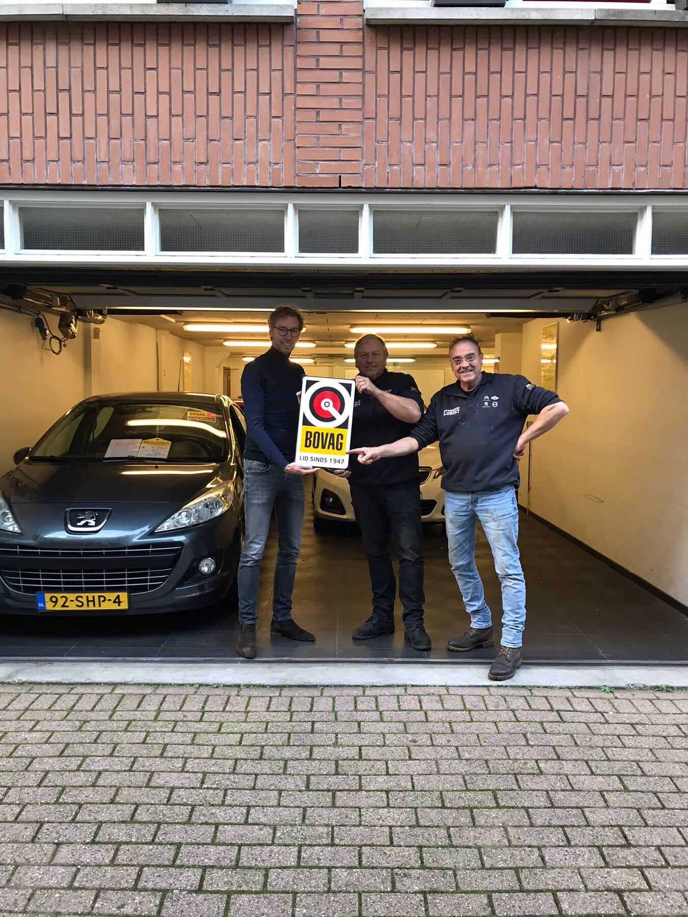 Het team van Lorist met het BOVAG-bord bij de garage
