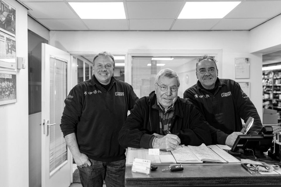 Drie generaties Lorist aan de balie van de garage