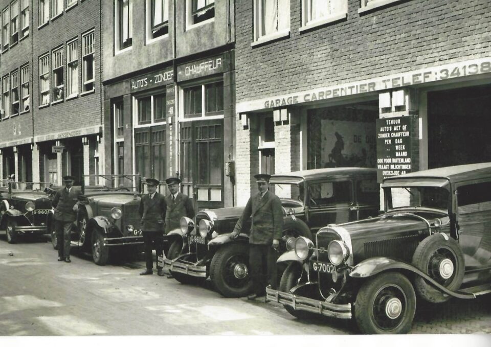 Historische foto van de straat met klassieke auto's en chauffeurs