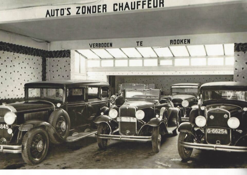 Historische foto van een garage-interieur met klassieke auto's